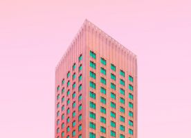 Moderne Architektur vor orangem Himmel