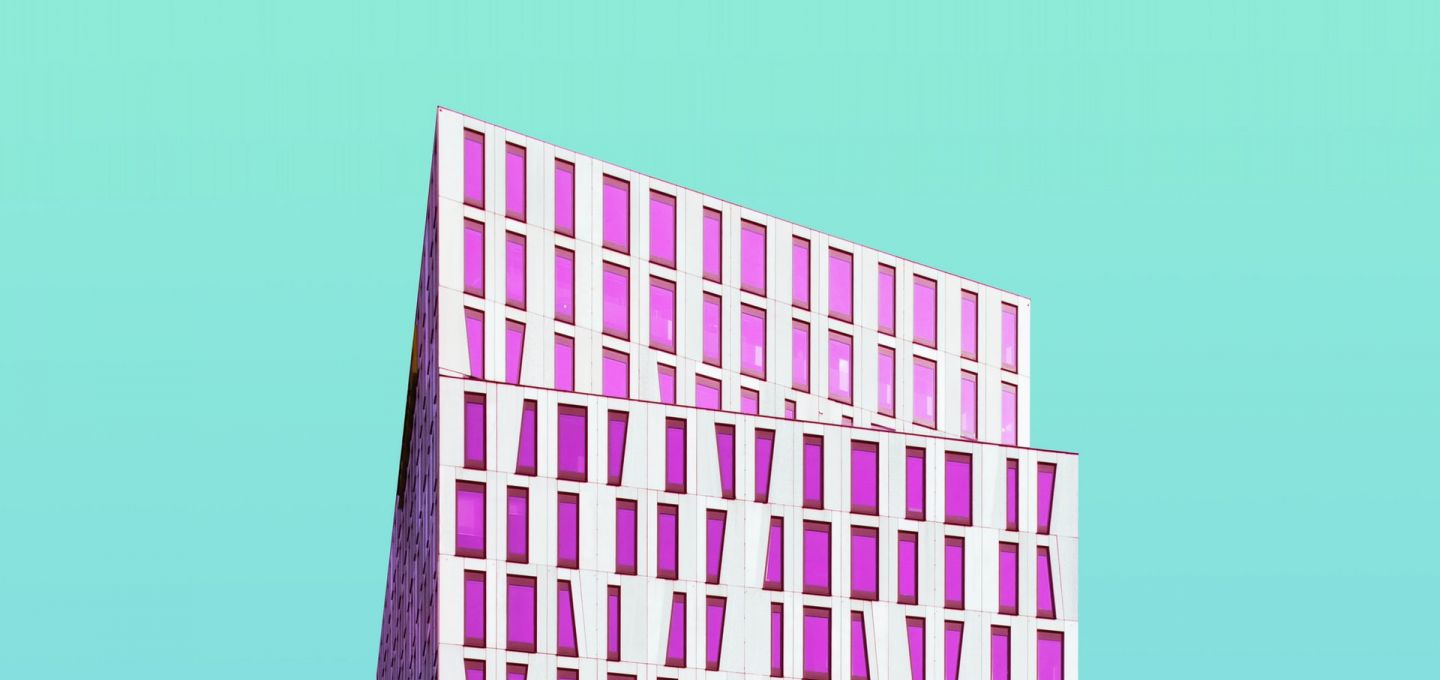 Moderne Architektur vor türkisem Himmel