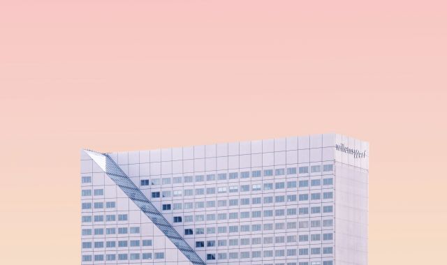 Moderne Architektur vor orangem Himmel