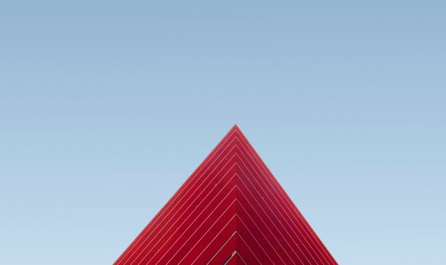 Moderne rote Architektur vor blauem Himmel