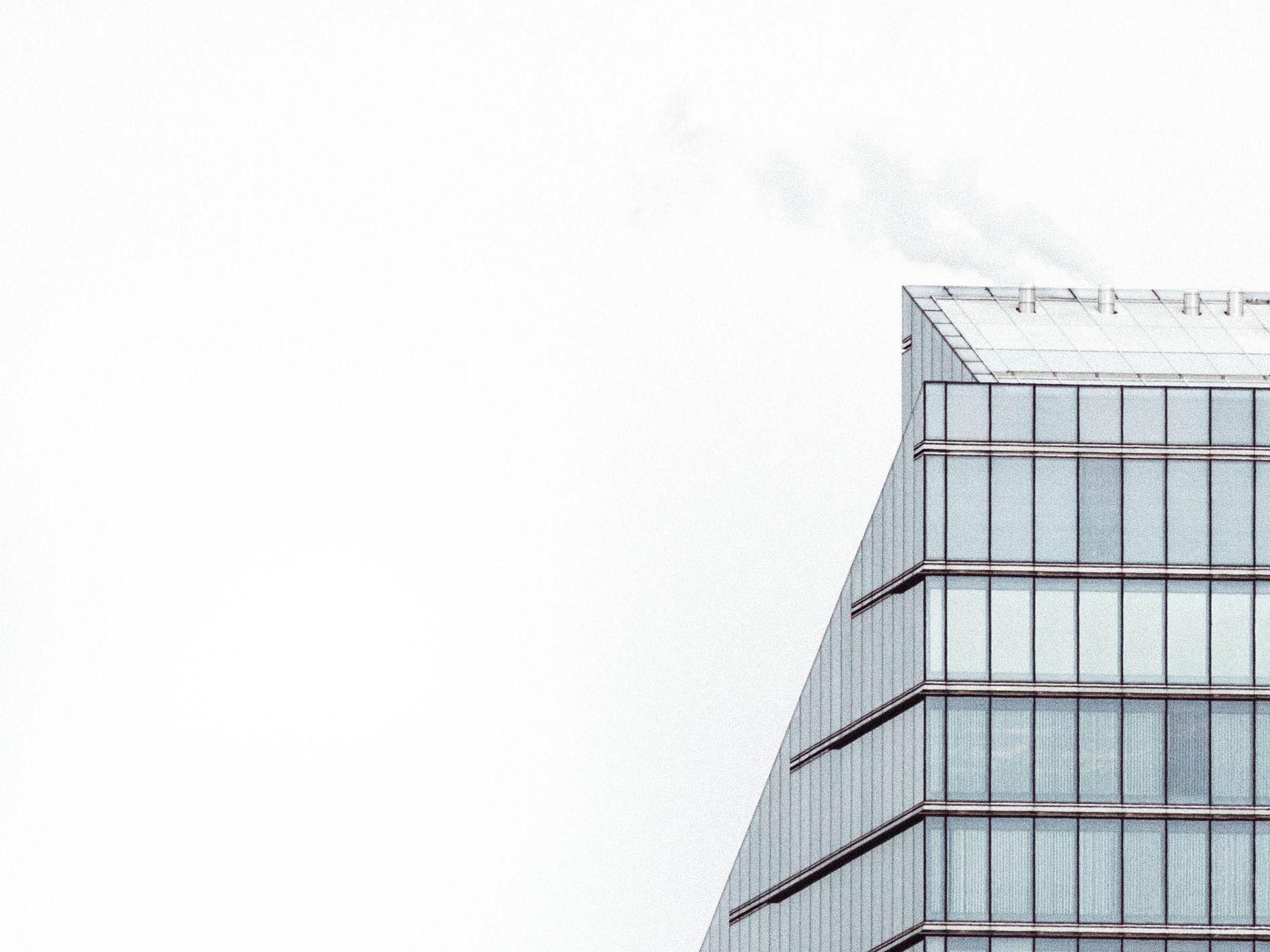 Moderne Architektur vor weißem Himmel