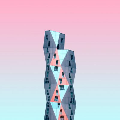 Moderne Architektur vor rosa Himmel
