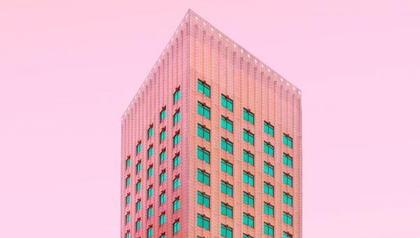 Moderne Architektur vor orangem Himmel