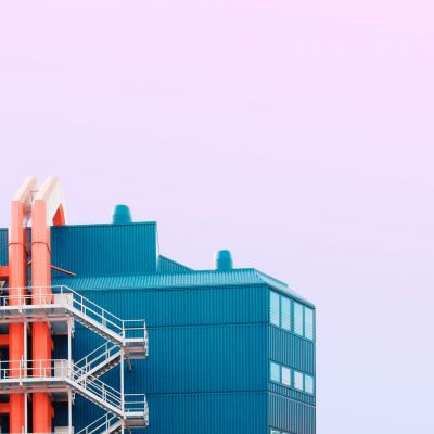 Modernes Krankenhaus vor lila Himmel